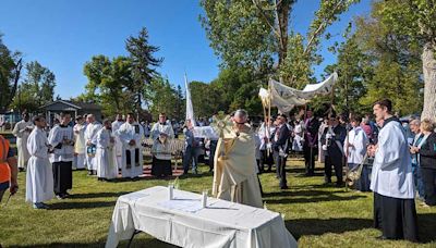 Hundreds of Catholics gather in Pocatello for 'once-in-a-lifetime experience' - East Idaho News