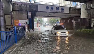 板橋強降雨！浮洲車站水淹半個輪胎 民眾直喊太誇張 - 生活