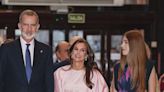 El 'glamour' de la reina Letizia en Oviedo con una blusa rosa de mangas XXL y tacones bajos