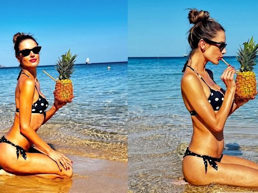 Alessandra Ambrosio posa de biquíni em praia italiana e ganha elogios: 'Rainha'