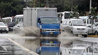 Lima soportó llovizna por más de 12 horas que generó inundaciones en varios zonas de la capital