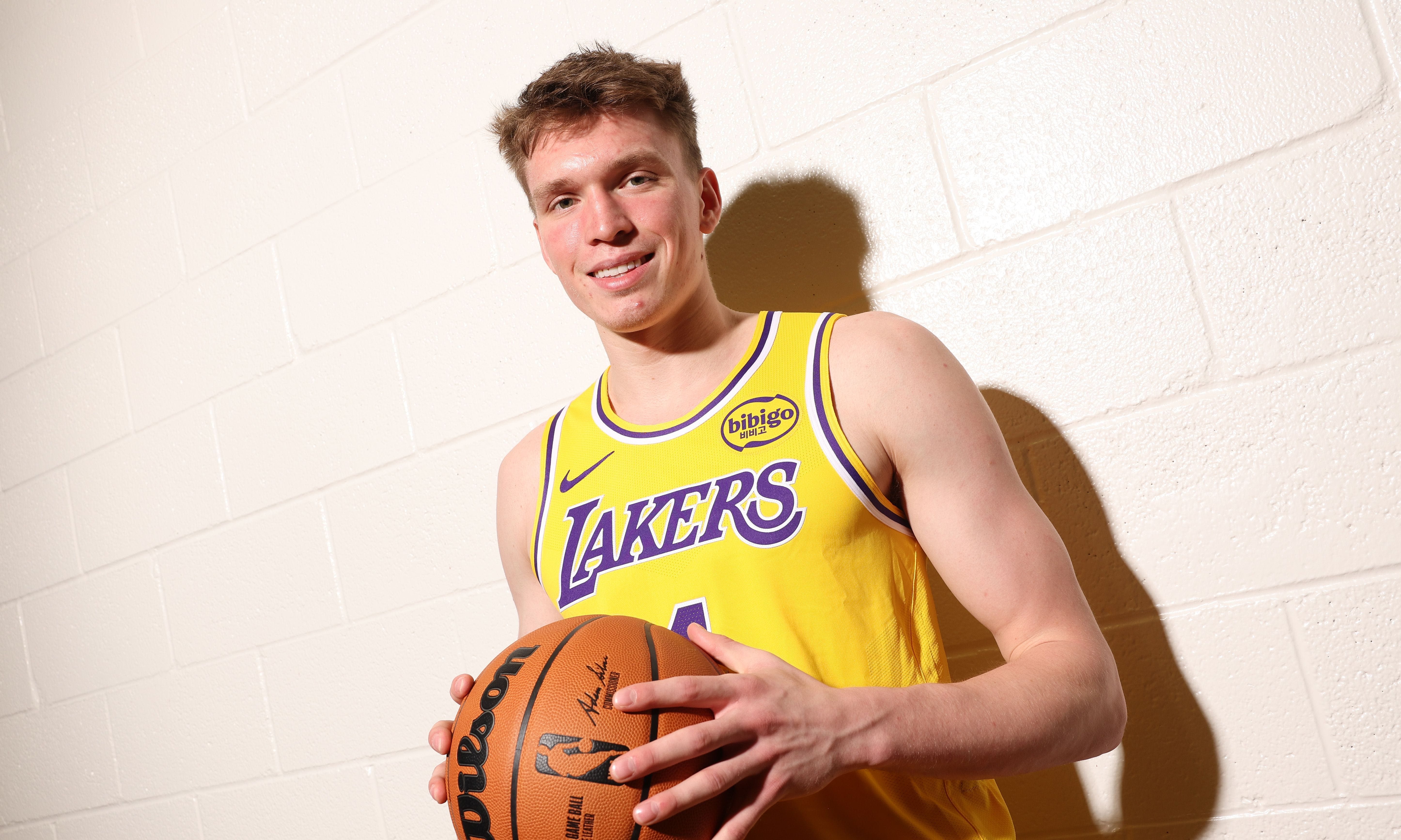 How would Lakers rookie Dalton Knecht describe his game?