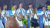 足球》連阿根廷妻女團都撩落去！ 馬汀尼茲爭議性猬褻動作頻發再引爭議