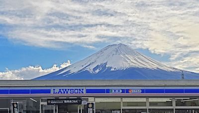 富士山「絕美拍照點」恐走入歷史！觀光客搶拍讓居民氣炸 架黑網遮好遮滿