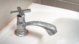 El truco fácil para eliminar rápido las manchas de agua en tus llaves y baño