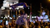 Miles de aficionados del Real Madrid acuden a Cibeles para festejar su 36ª Liga