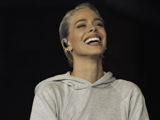 Tras las suspensiones por lluvia, Tini Stoessel presentó "Un mechón de pelo" en Hurlingham con dos shows en continuado y un arsenal de confesiones