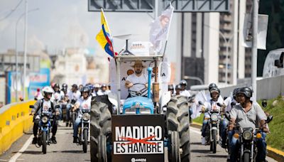 Candidato presidencial Ceballos abre campaña a bordo de un tractor en autopista de Caracas