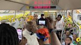 Durante umas horas, a festa mais badalada de Nova Iorque foi um casamento no metro