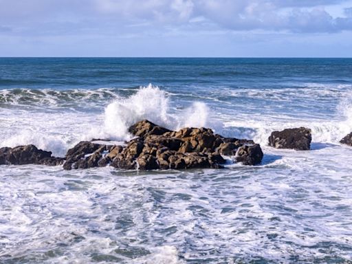 Huge Wave Sweeps Pregnant Couple Out to Sea While Taking a Photo On California's 'Death Rocks'