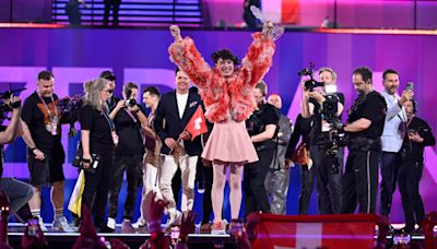 Nemo, el suizo ganador de Eurovisión 2024, rompe el Micrófono de Cristal en plena celebración