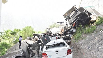 Tráiler choca y se cae desde puente de la autopista Monterrey-Saltillo