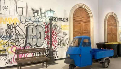 Roma, según Dante Ferretti: una exposición mezcla la ciudad “que una vez fue” y la actual llena de arte y basura