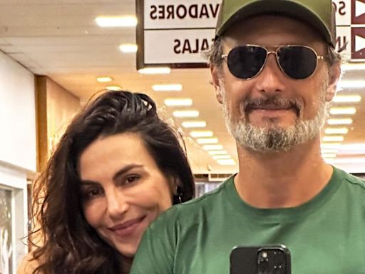 Grávida, Mel Fronckowiak posta foto agarradinha a Rodrigo Santoro