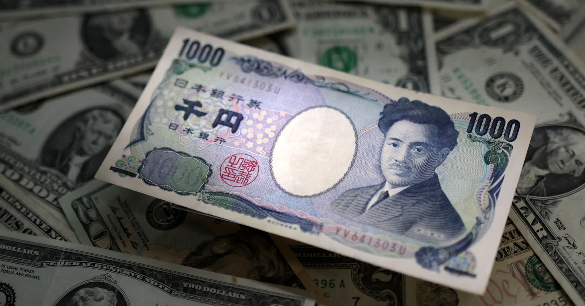 Dollar steady, yen wobbles as traders consider rate cut bets, carry