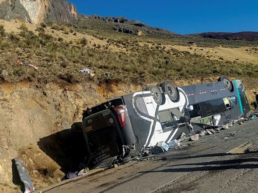 Aumenta a 16 los muertos por caída de autobús en región andina de Perú