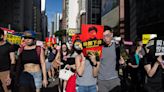 Hong Kong canceló los pasaportes de 6 activistas prodemocracia exiliados en Reino Unido acusados de sedición y traición
