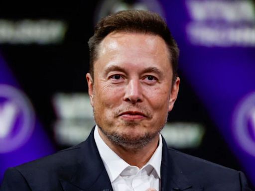 Elon Musk calls himself an 'alien,' says 'nobody believes' his claim