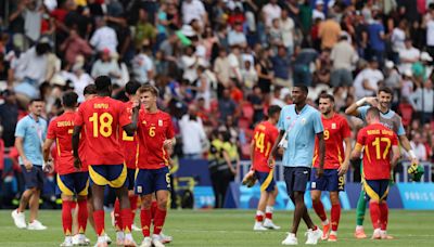 1-2. España salva el debut con lo justo