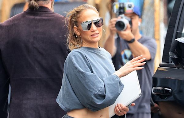 Jennifer Lopez Photographed With Wedding Ring Amid Ben Affleck Split Rumors