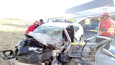 Termina prensado tras chocar de frente contra un tráiler