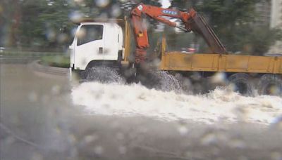 天文台發紅雨 所有學校下午停課 將軍澳西貢雨勢特大多路水浸