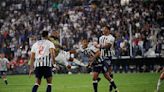 La cabeza de Vidal rescata a Colo Colo del despeñadero: empata en Lima con 9 y se jugará la vida en Asunción - La Tercera