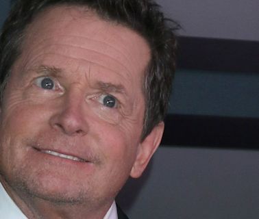 Michael J. Fox, de 'Regreso al futuro', reaparece en silla de ruedas y haciendo un signo de la victoria en plena batalla contra el Parkinson