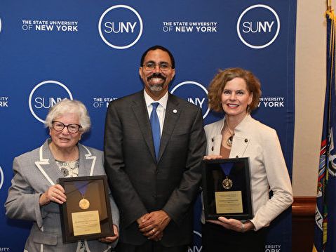 紐約州參議員史塔文斯基榮獲「紐約州立大學獎章」