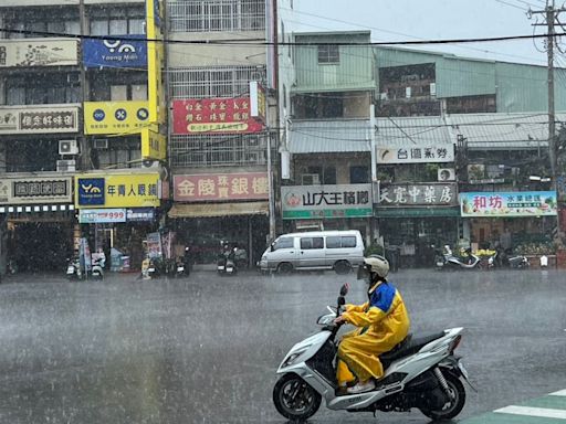 快訊／下班注意！5縣市「大雨特報」 梅雨鋒面一路掃雨到晚上