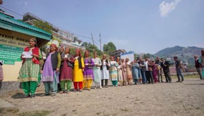 Badrinath by-poll: 17 polling parties leave for remote polling stations