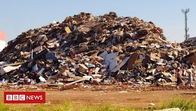Lixo após inundações em Porto Alegre gera montanhas de entulho e medo de contaminação