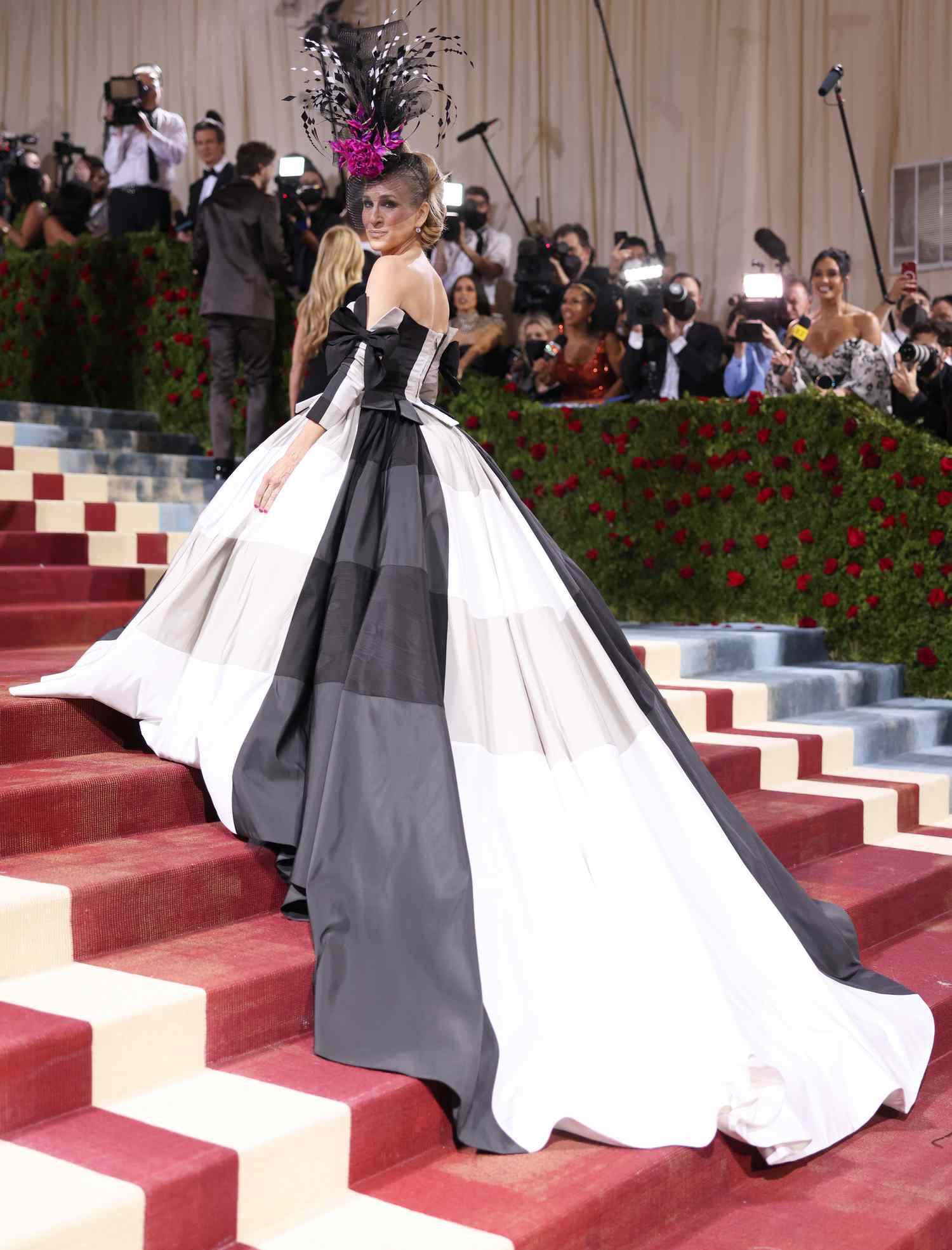 Sarah Jessica Parker Returns to the Met Gala Red Carpet in a Huge Headpiece — and It's So Carrie Bradshaw