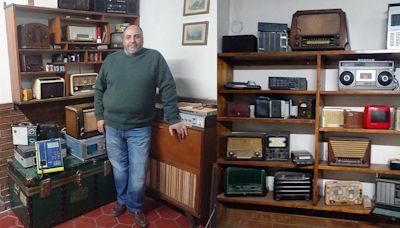 El coleccionista de radios antiguas: tiene 90 equipos, algunos fabricados hace más de un siglo y todos funcionan