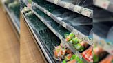 超市貨架被掃空「1蔬菜剩超多」！一票點頭哭：末日也不吃