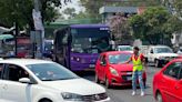 "Semáforos humanos" arriesgan la vida para agilizar tránsito de CDMX