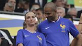 Tony Parker avec sa nouvelle compagne dégoûtés dans les tribunes après la défaite de la France à l'Euro