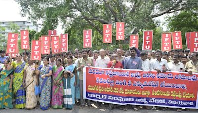 Auto workers stage protest in Vijayawada, demand compensation for losses during floods