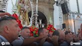La Virgen del Carmen de Los Realejos recorre las calles en volandas de los cargadores de Puerto de la Cruz