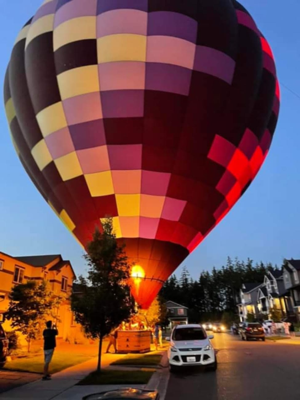 Hot air balloon unexpectedly lands in Bonney Lake neighborhood