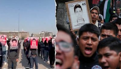 Protestan en Palacio Nacional estudiantes y padres de los 43 normalistas de Ayotzinapa