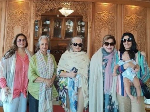 Asha Parekh Drops ‘Friends Forever’ Pic Featuring Waheeda Rehman, Helen; Fans Call Them ‘Queens’ - News18