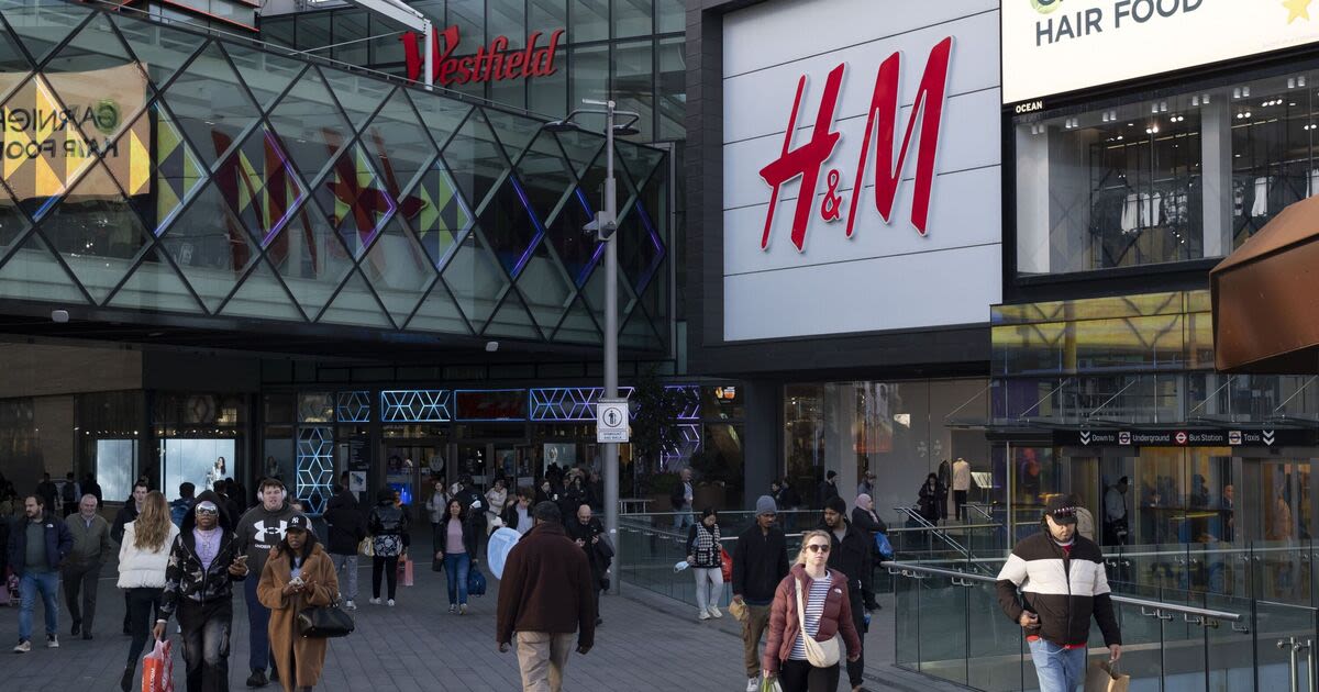 Major UK shopping centre evacuated after 'security threat'