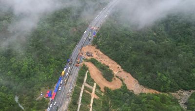 Aumentan a 36 los muertos por colapso de carretera en China