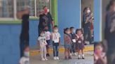 ¡Saludar... ya!: el error de niños en México que causa ternura en el mundo entero