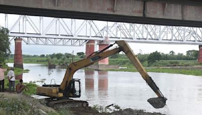 NHAI begins Jalangi river cleanup after fishermen's protests