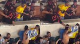 VIDEO: Amigos de Maluma intentaron robarle una camiseta de Argentina a un aficionado | El Universal