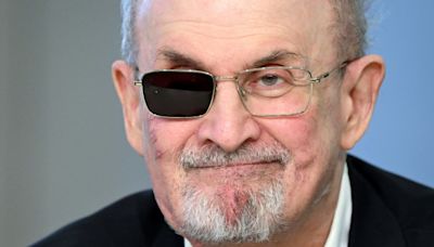 Autor de atentado contra escritor Salman Rushdie, inculpado de terrorismo en EEUU