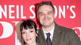 Lily Allen lässt Ehemann David Harbour ihr Smartphone kontrollieren