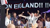 Los ingleses en Benidorm 'calientan' para la gran final